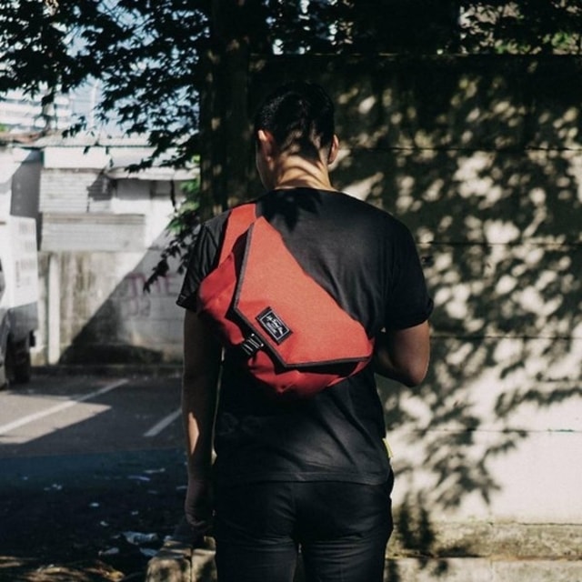 sling bag merk lokal life behind bars buat gowes sepeda